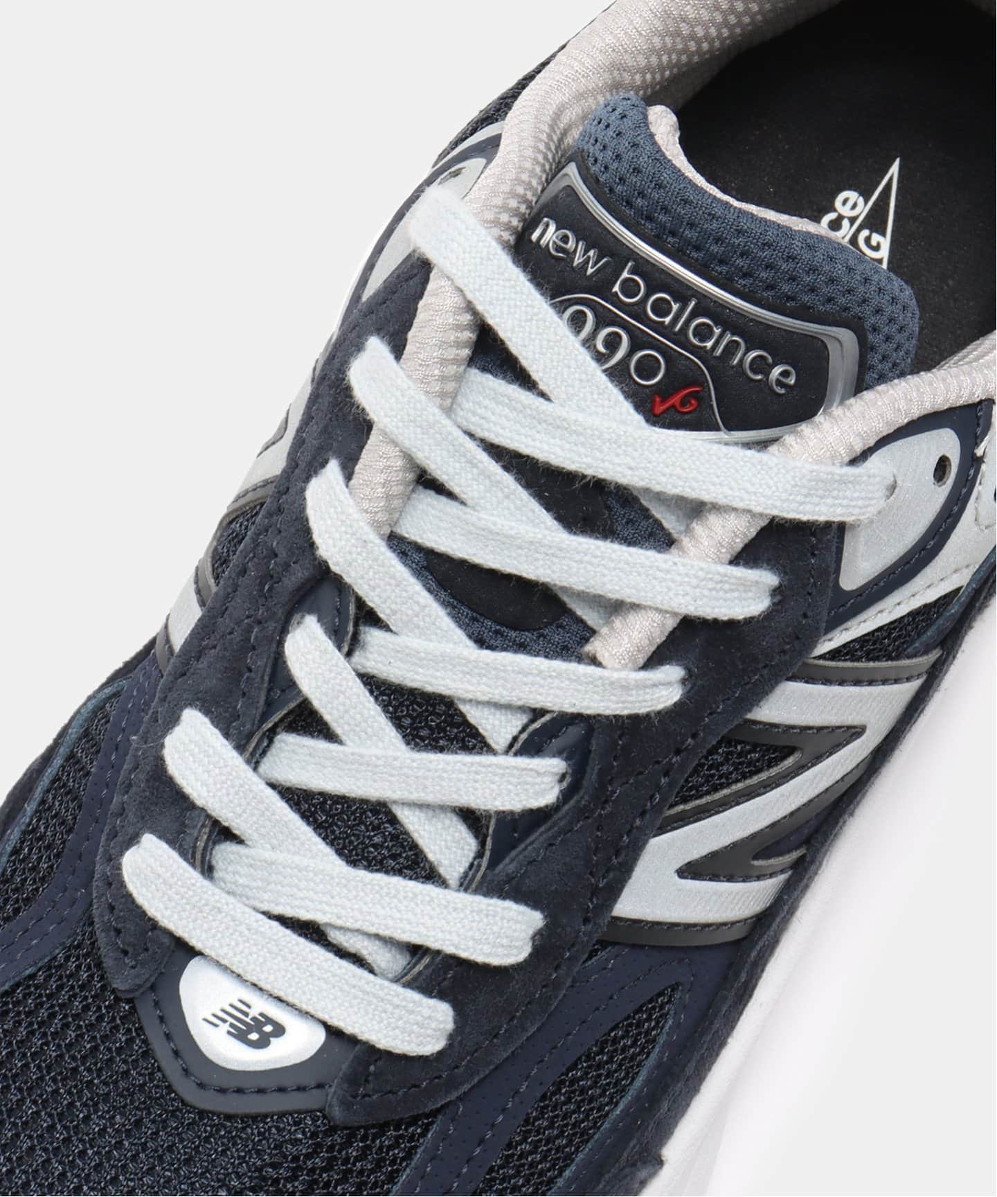 New Balance W990NV6