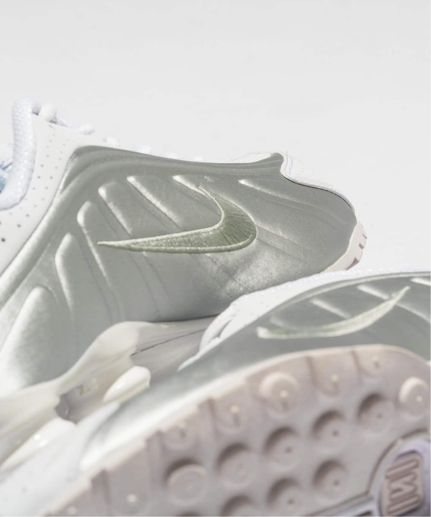 NIKE SHOX R4 HQ1988-101