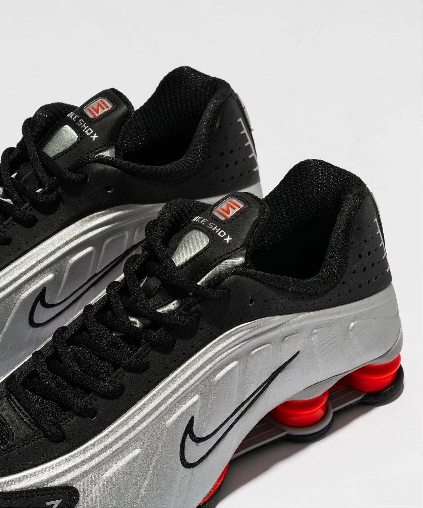 NIKE SHOX R4 HQ1988-002