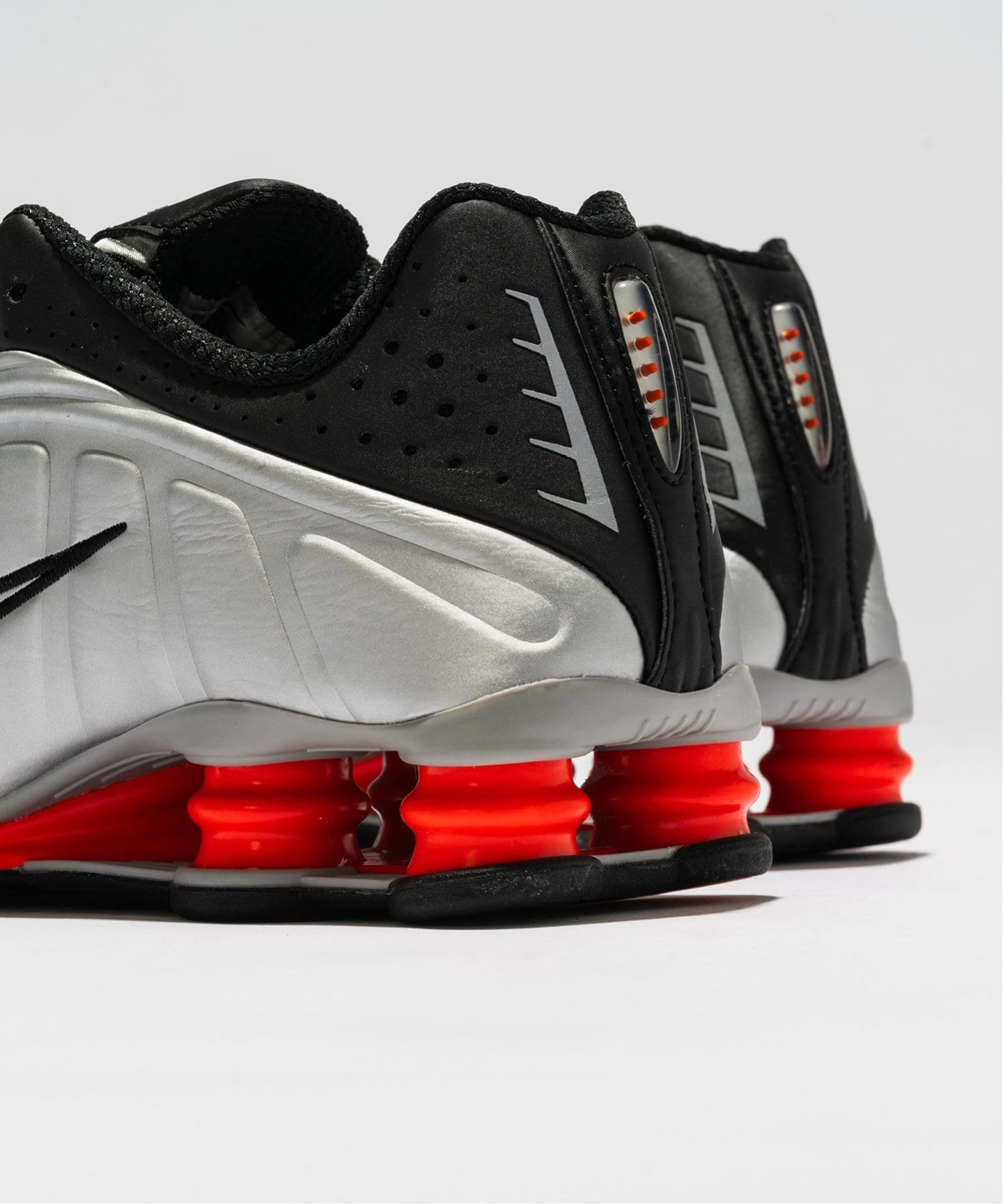 NIKE SHOX R4 HQ1988-002