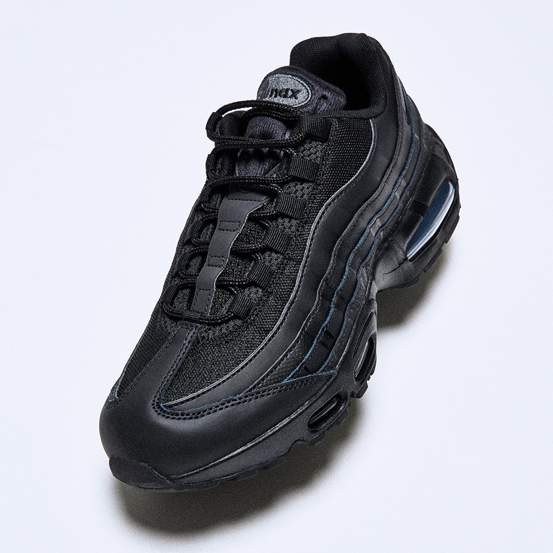 NIKE AIR MAX 95 BIG BUBBLE から汎用性抜群のトリプルブラックが登場