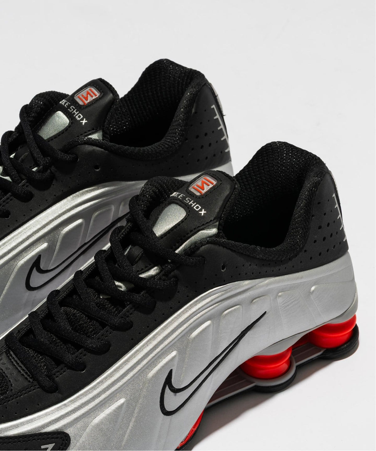 NIKE SHOX R4 HQ1988-002